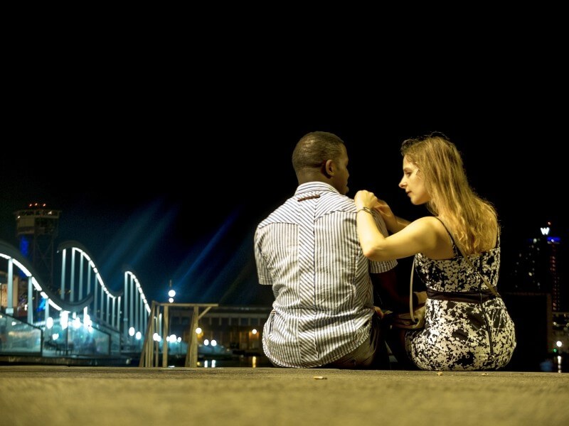 barcelona-night-couple-man-woman-love-together
